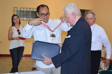 El exgobernador José Antonio Segebre, en un acto de distinción a Chelo de Castro C.