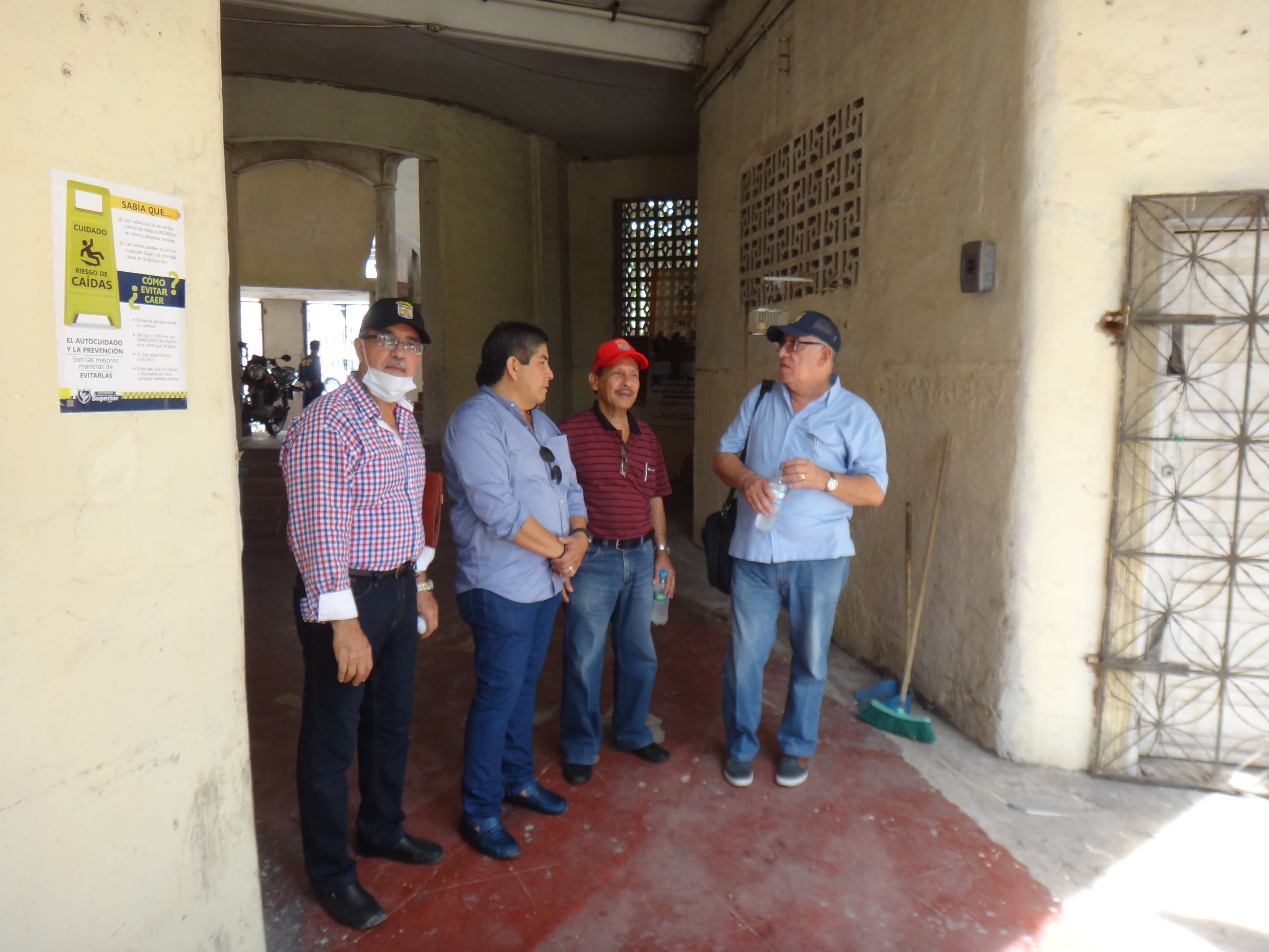 Eduardo Jarma, secretario de infraestructura del Distrito y directivos de Asocodeba intercambiando ideas sobre las obras para la recuperación de la sede