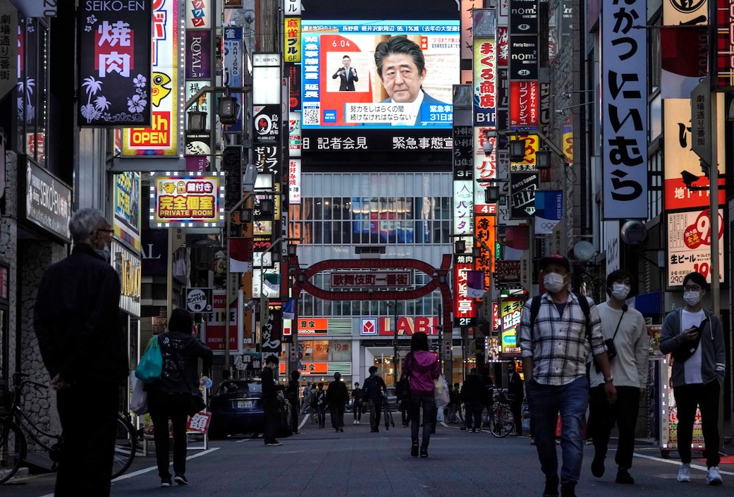 Una pantalla gigante con la imagen de Shinzo Abe.