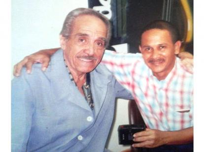 Nelson Pinedo con el periodista y escritor Fausto Pérez Villarreal