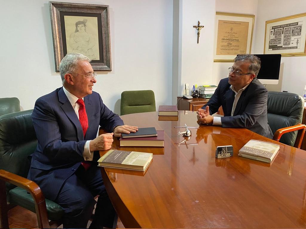 El expresidente Álvaro Uribe y el mandatario electo Gustavo Petro.