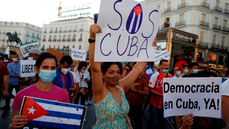 Varias personas participan en la concentración "Por una Cuba libre"