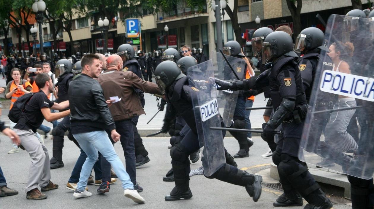 La intervención de la Policía Nacional y la Guardia Civil se ha visto rodeada de momentos de tensión con los manifestantes independentistas ante las puertas de varios centros de votación.