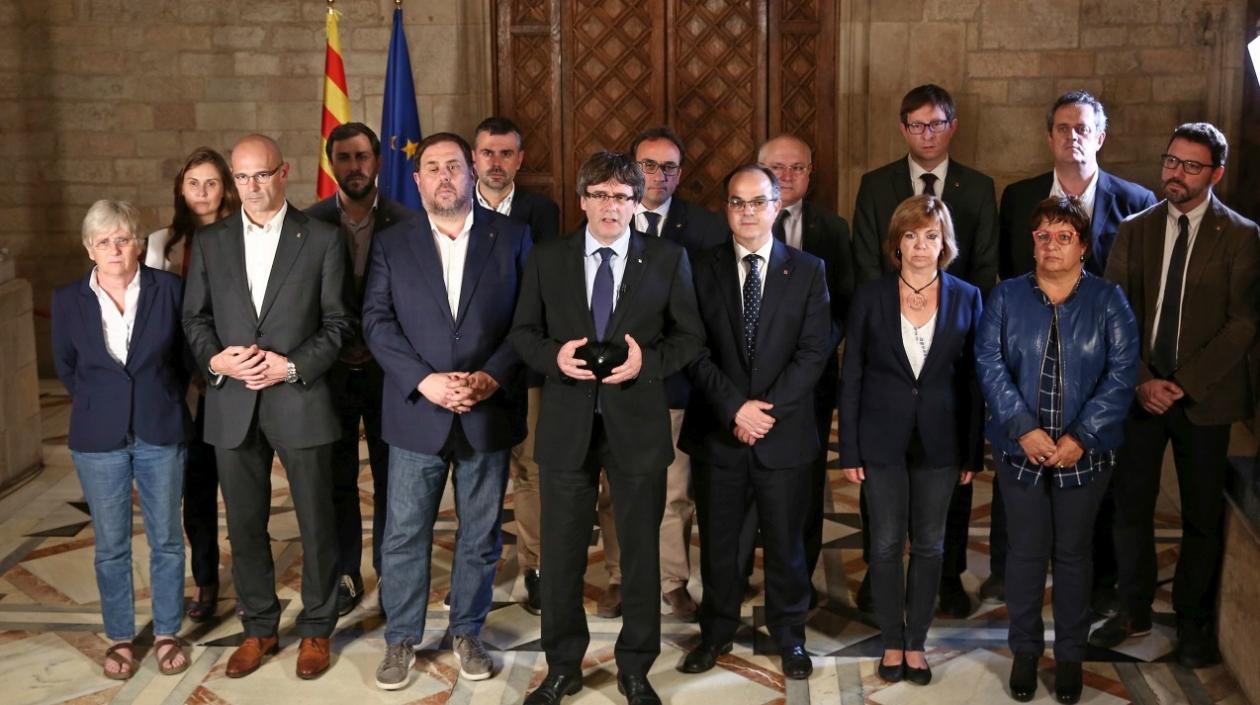 El presidente Puigdemont, entregando una declaración desde el Palau de la Generalitat.