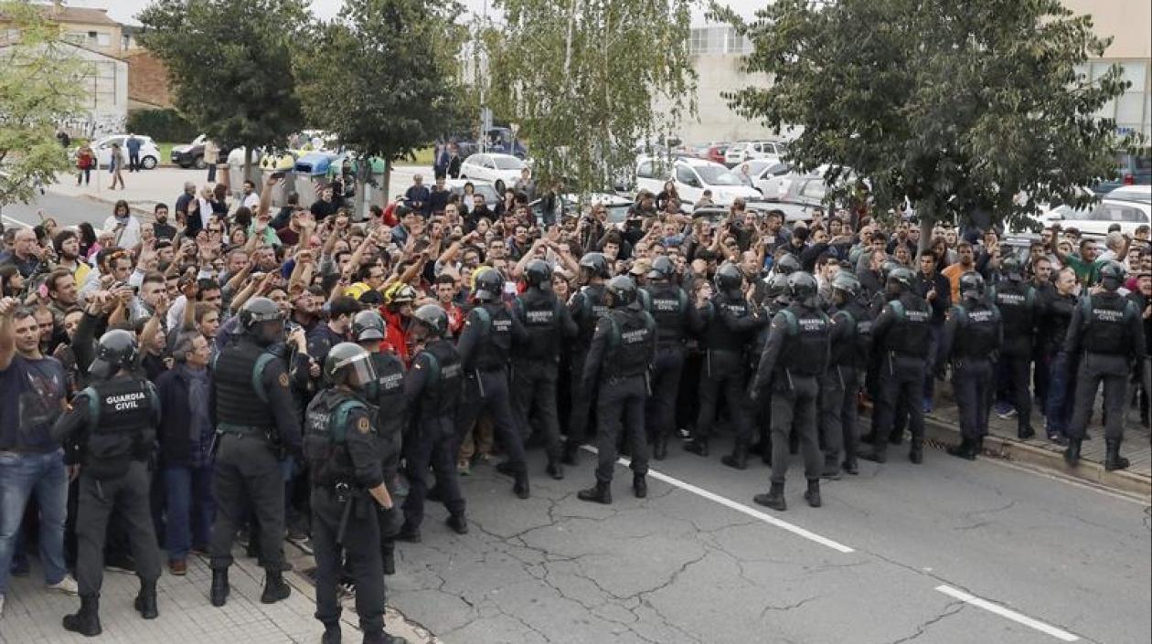 Un grupo de personas protestan en el centro de votación de Sant Julià de Ramis (Girona).