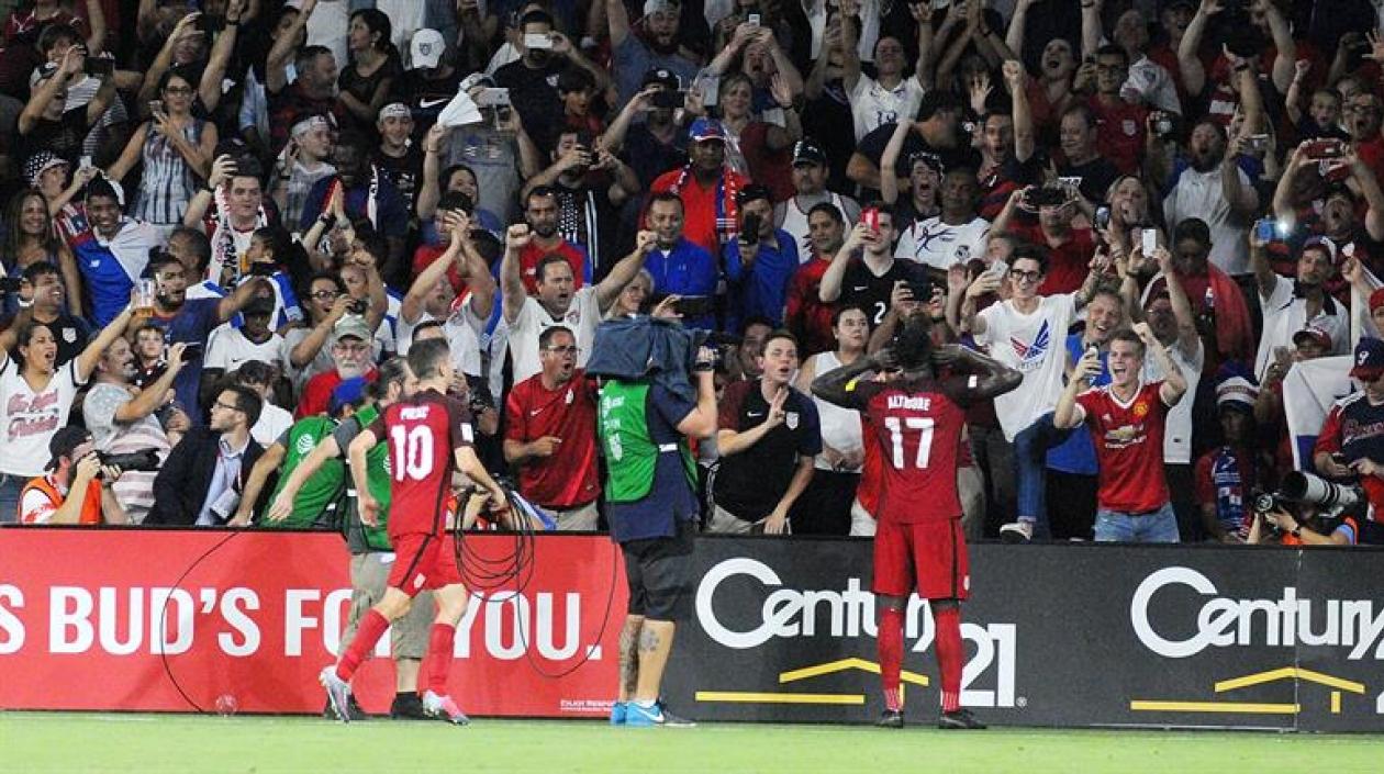  El jugador Jozy Altidore (d) de la selección de fútbol de Estados Unidos celebra junto a los fanáticos después de anotar el tercer gol frente a la selección de Panamá.
