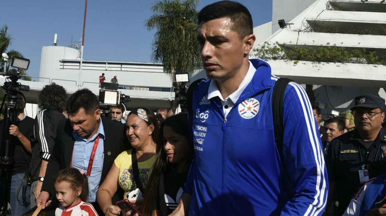 Jugadores de Paraguay acompañados por los aficionados.