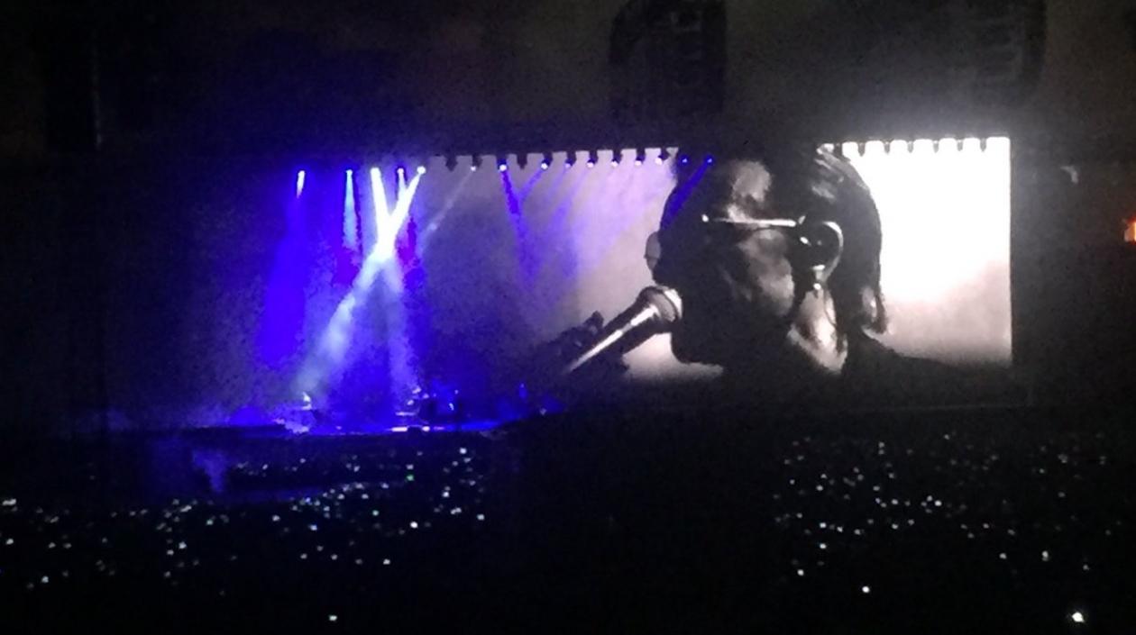 El cantante Bono en pantalla.