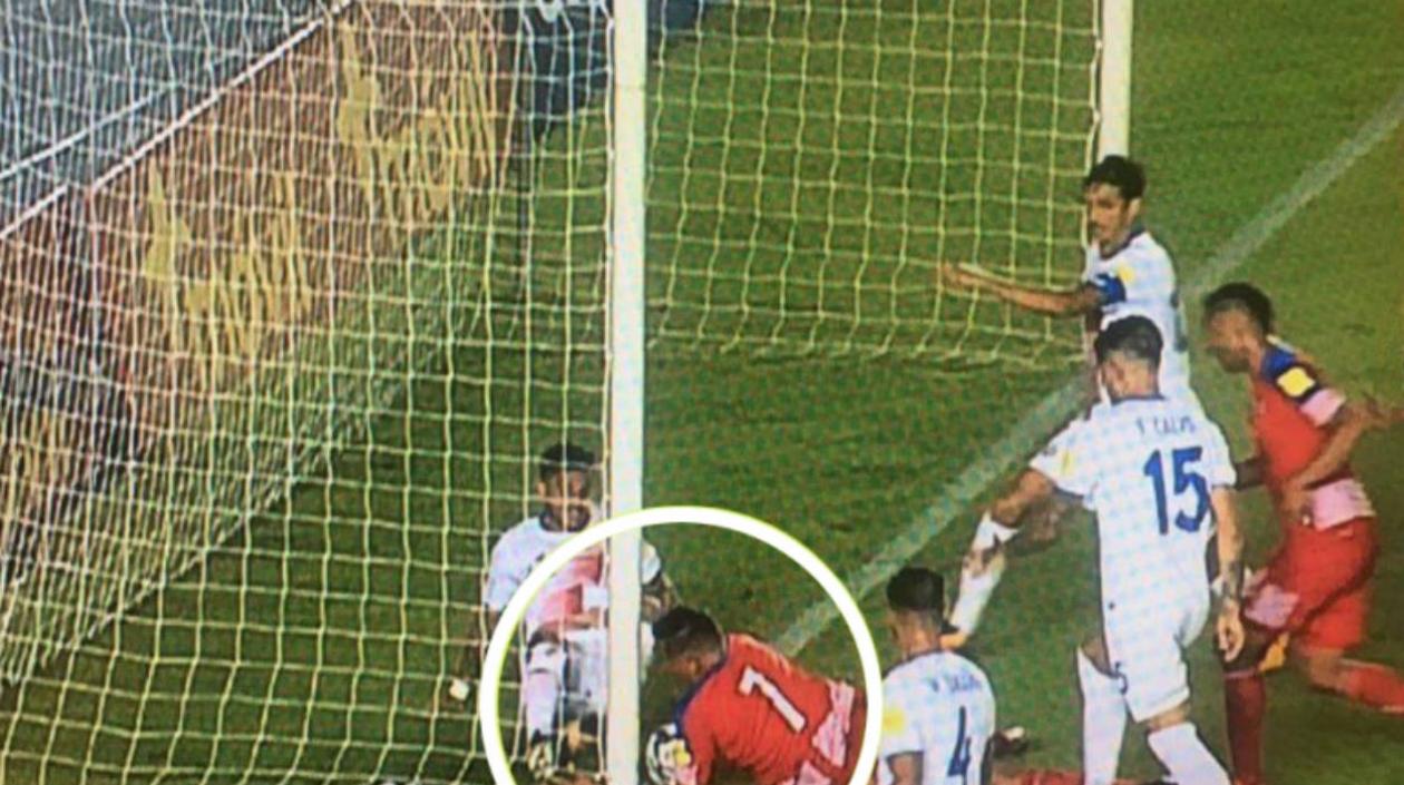 Momento del gol fantasma de Blas Pérez. 