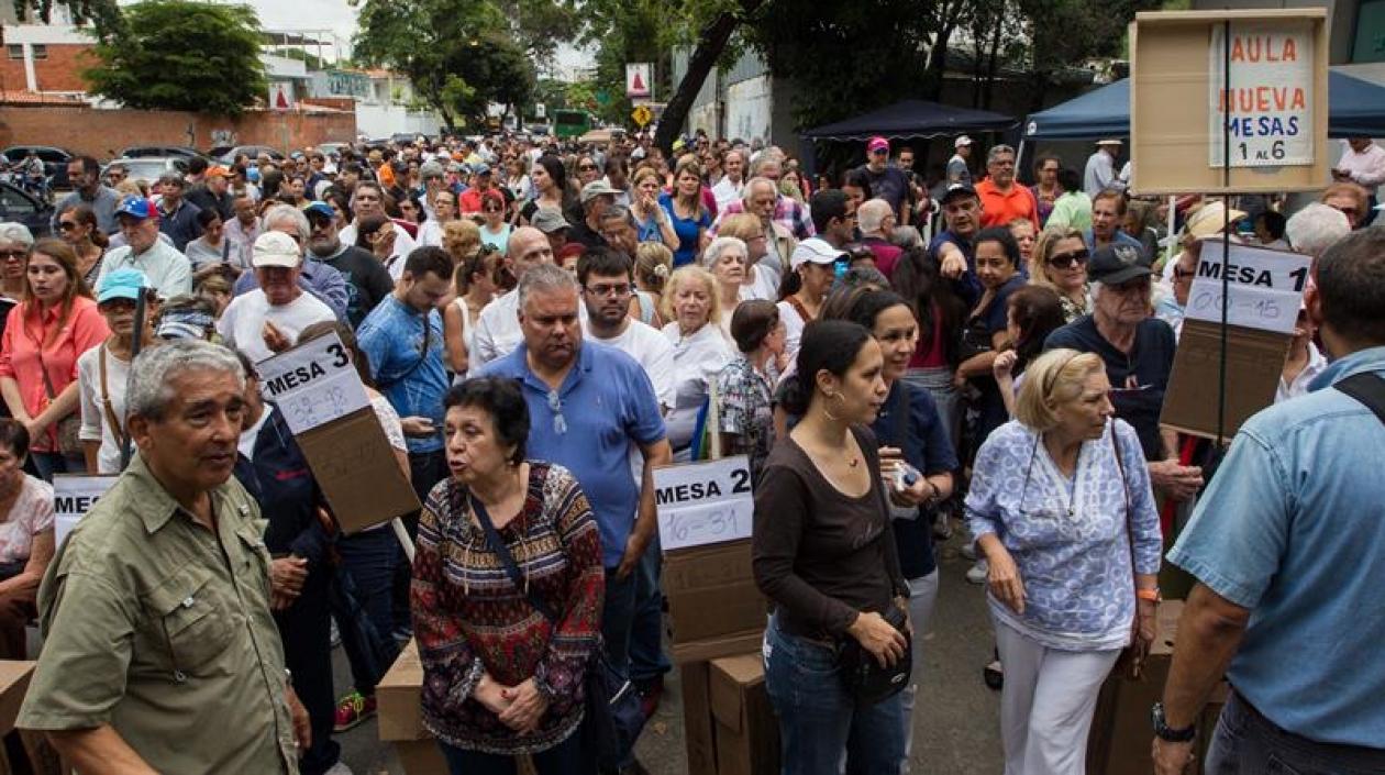 Numerosos venezolanos esperando ingresar a los puestos de votación.