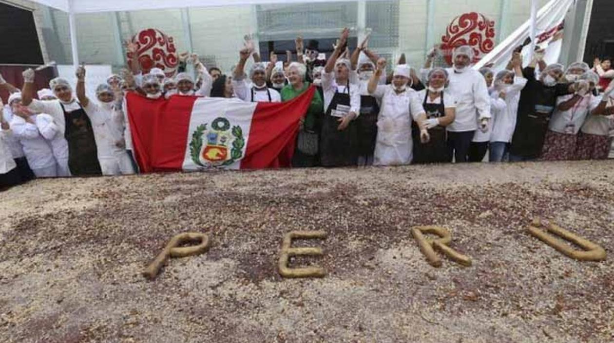 A los maestros de la Asociación de Productores y Empresarios Pasteleros de Perú les tomó unas ocho horas trabajar con más de una tonelada de cacao para elaborar la barra.
