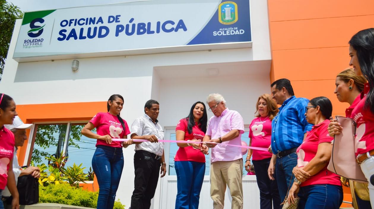 El alcalde de Soledad Joao Herrera y la Gerente del Hospital Materno Infantil cortan la cinta de la nueva oficina de Salud Pública.