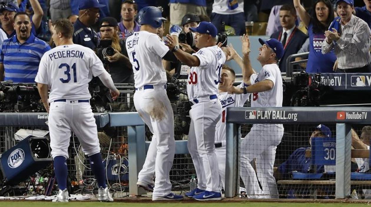 Corey Seager de Dodgers celebra luego de batear un jonrón para impulsar dos carreras ante Astros.