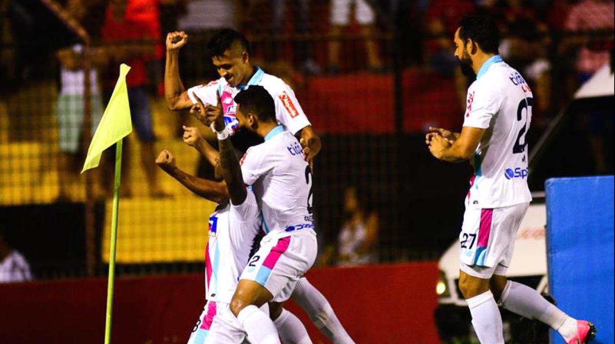 Jugadores del Junior celebran el primer gol de Yony González.