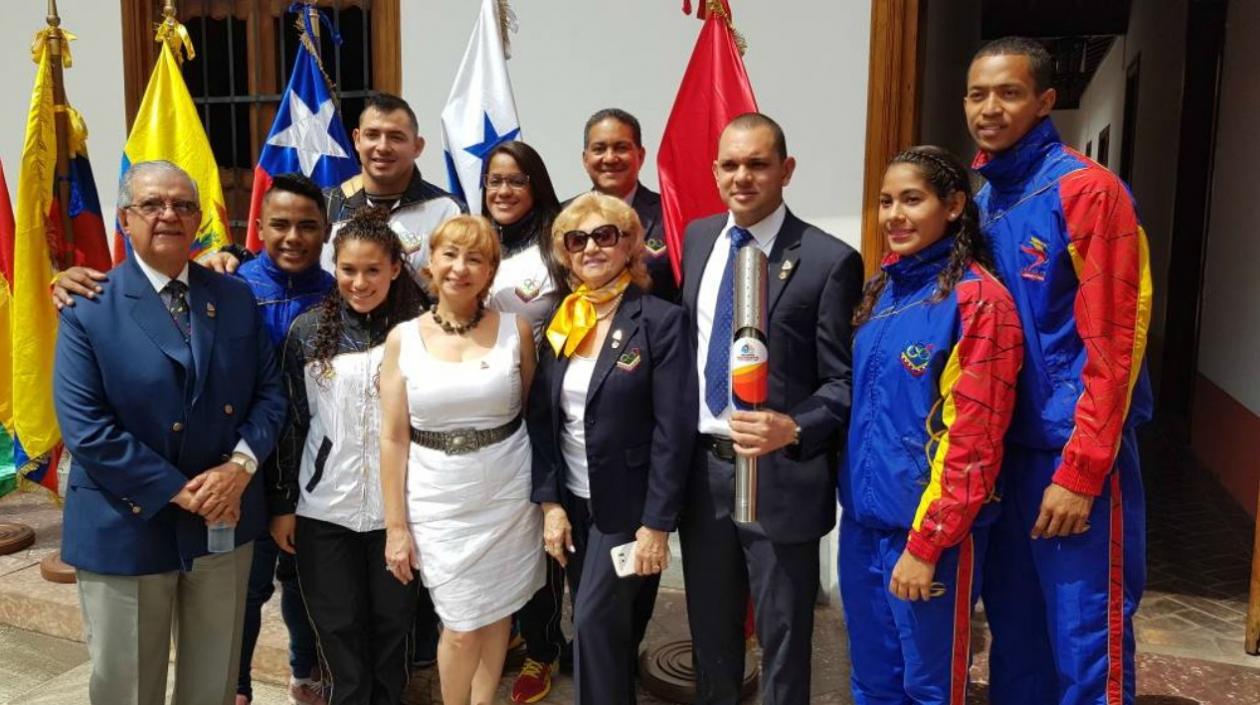 Delegación que recibió el Fuego Bolivariano.