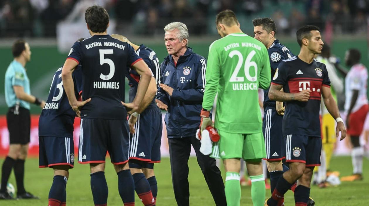 Jupp Heynckes conversa con los jugadores del Bayern. 