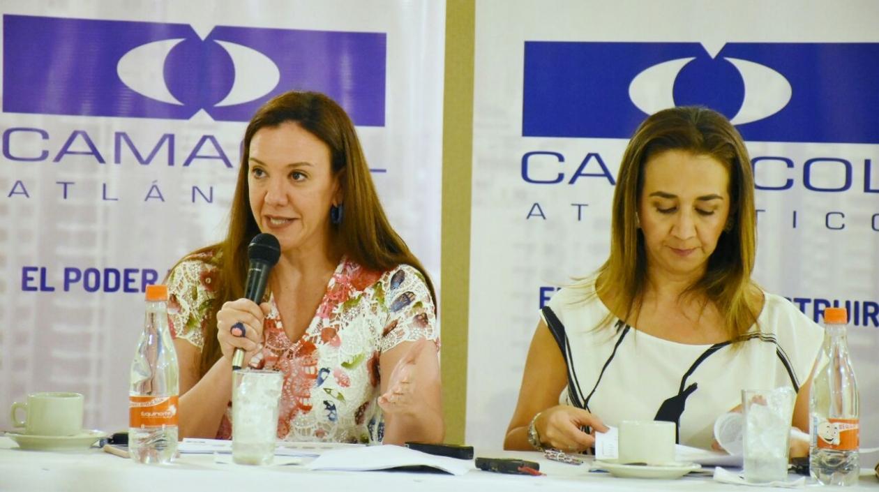 María Elia Abuchaibe, gerente de Camacol Atlántico, y Sandra Forero, presidenta ejecutiva de Camacol, en la rueda de prensa de este jueves en el Country Club.