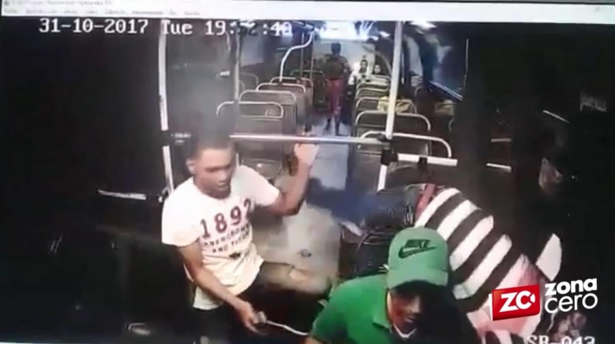 Imagen donde dos hombres y una mujer atracaron un bus de Sobusa el pasado martes en la calle 17.