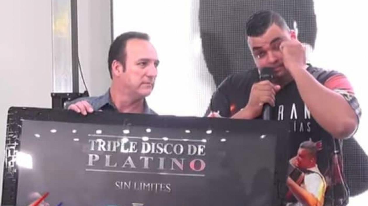 Rolando Ochoa no aguantó las lágrimas al recibir el disco de platino.