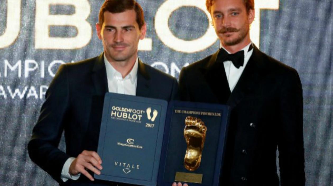 Iker Casillas recibiendo el premio.