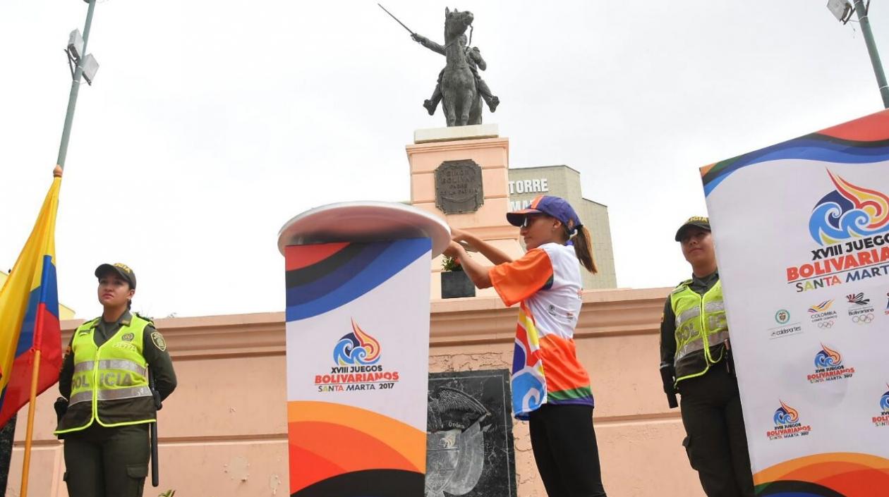 La llama del Paseo Bolívar fue encendida a las 9:40 de la mañana y contó con la compañía de los agentes de la Policía nacional.