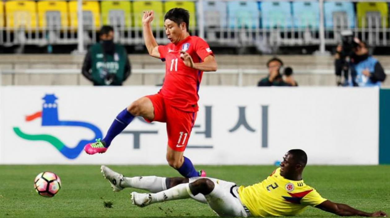  El jugador de la selección colombiana Cristian Zapata (d) lucha por el balón ante el surcoreano Lee Keun-ho (i) durante el partido amistoso celebrado entre Corea del Sur y Colombia en el Estadio de la Copa del Mundo de Suwon.