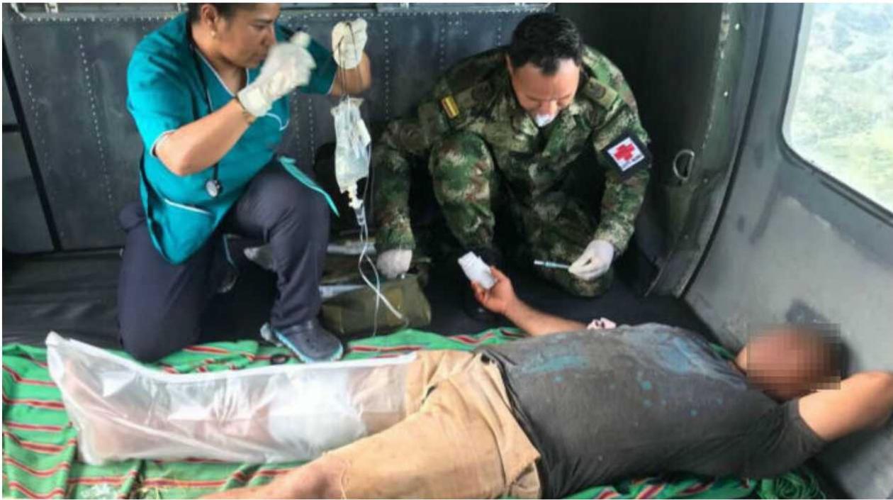 El Ejército trasladó al campesino a un hospital.