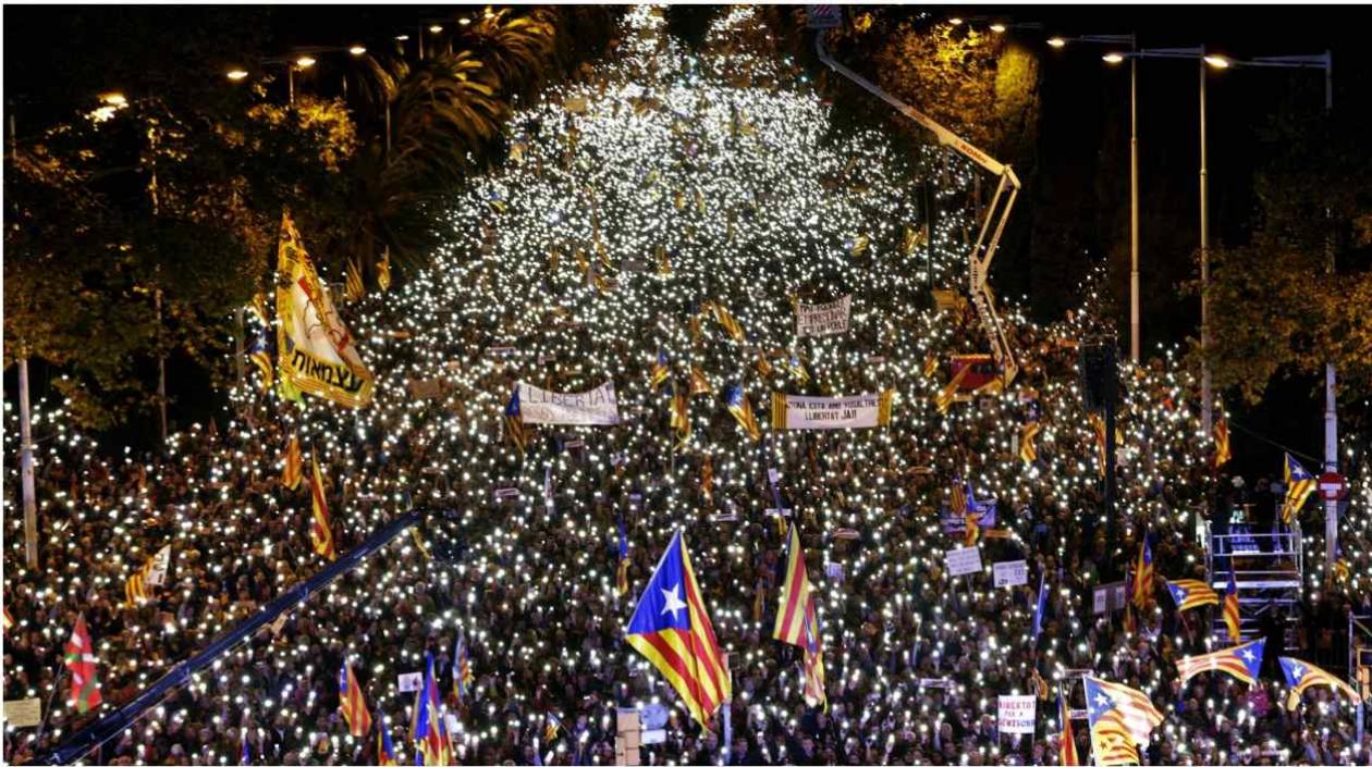 Miles en Cataluña exigieron la libertad de independentistas catalanes encarcelados.