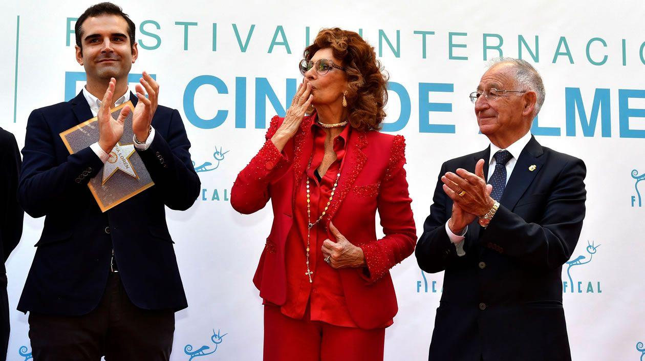  La actriz italiana Sofia Loren, junto al alcalde de Almería, Ramón Fernández-Pacheco (i), y el presidente de la Diputación de Almería, Gabriel Amat (d)