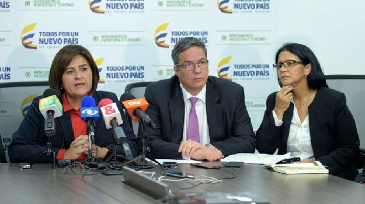 La ministra de Comercio, María Lorena Gutiérez y el director de la DIAN, Santiago Rojas.