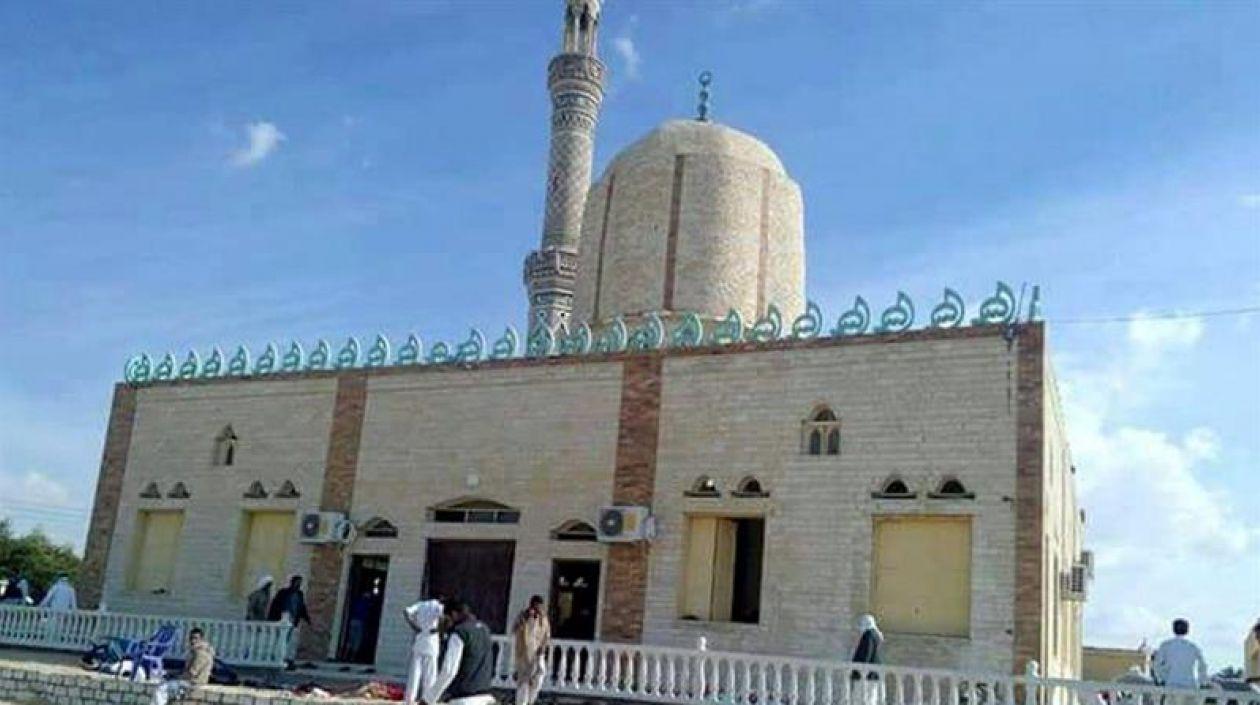 Varias personas permanecen en el exterior de una mezquita contra la que se ha perpetrado un ataque en Egipto.