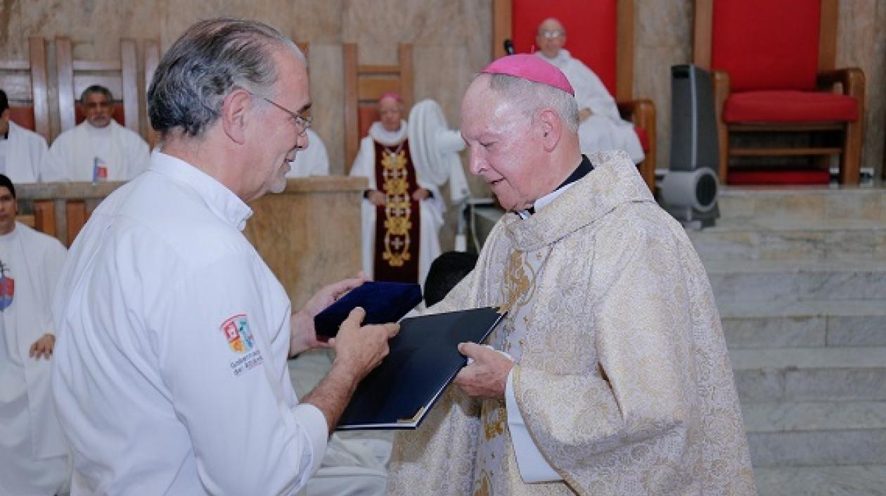 Gobernador Verano exaltó labor pastoral de monseñor Jairo Jaramillo.