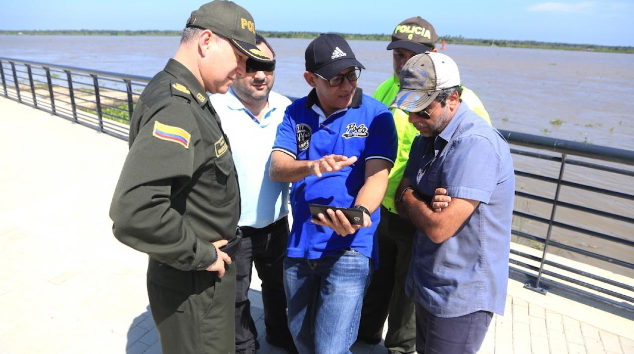 El Fiscal Rodrigo Restrepo explicando detalles de la investigación al Alcalde, Alejandro Char; el Comandante (e) de la Mebar , Coronel Mauricio Pérez y el Jefe de la Oficina de Seguridad, Yesid Turbay.