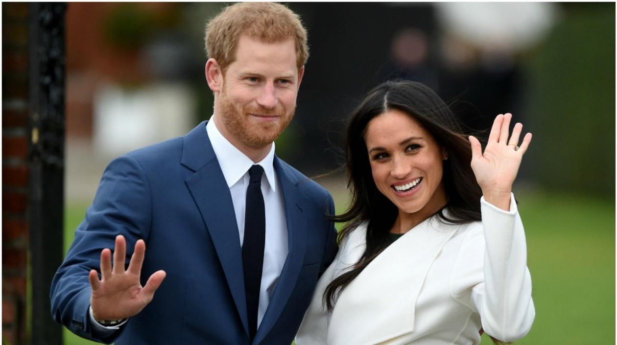 El príncipe Harry, de 33 años, posa con su novia, de 36 años.