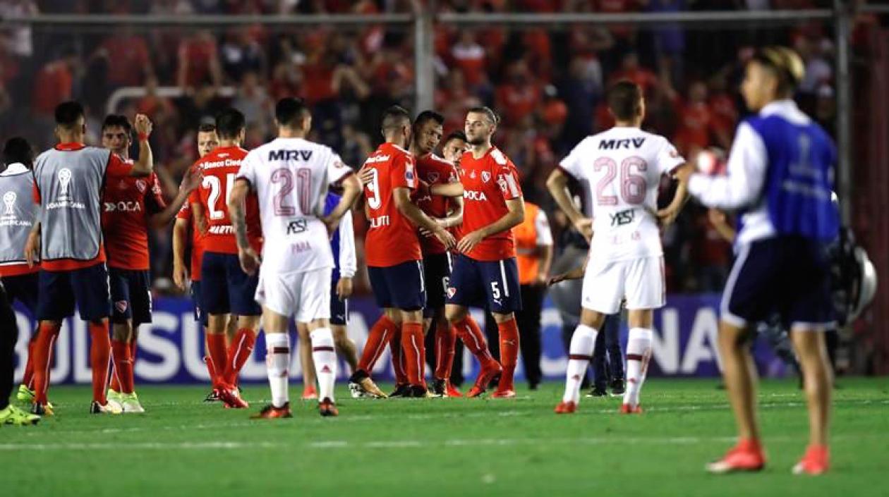 Jugadores de Independiente celebrando el gol del triunfo.