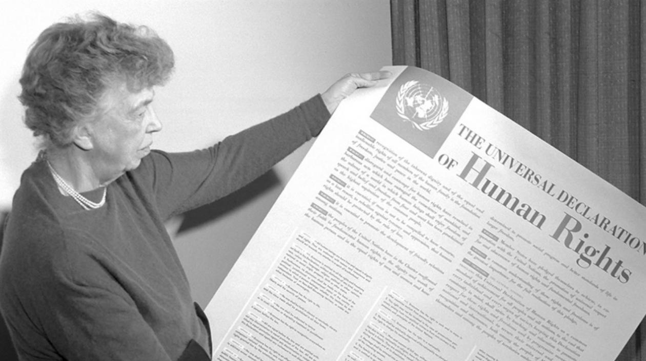 La señora Eleanor Roosevelt de los Estados Unidos, presidenta del comité de redacción, sostiene la Declaración Universal de los Derechos Humanos en inglés. 