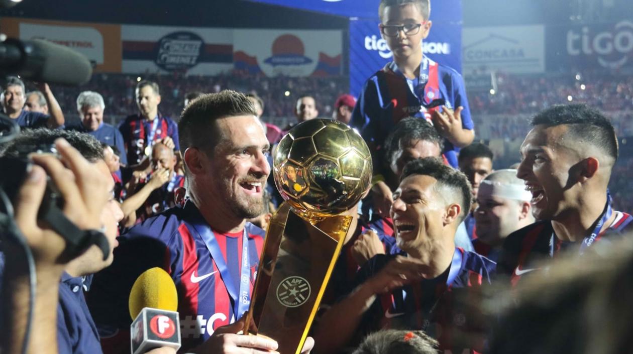Los jugadores de Cerro Porteño celebran con la copa proclamarse campeón
