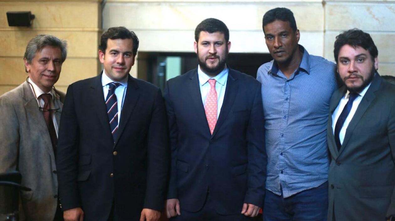 Los exalcaldes venezolanos, David Smolansky y Delson Guarate, con el presidente de la Cámara, Rodrigo Lara.