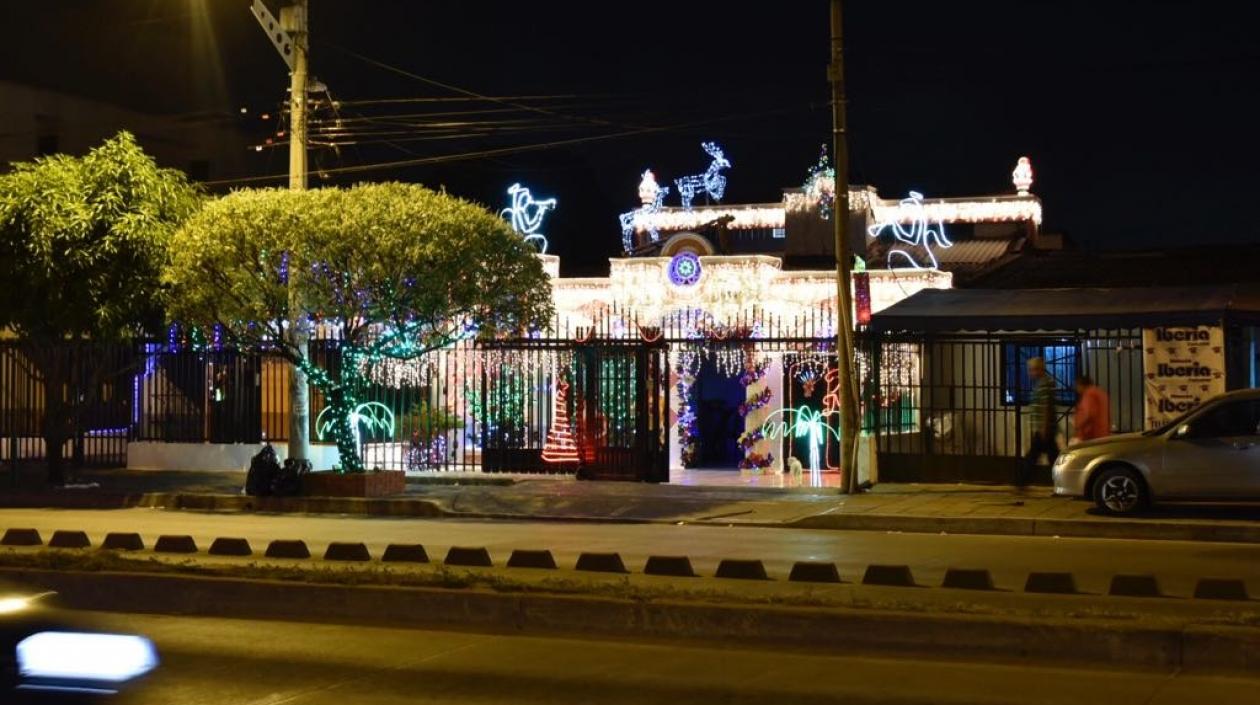 La magia de la casa navideña que alumbra el sector de la Murillo con 19 |  ZONA CERO