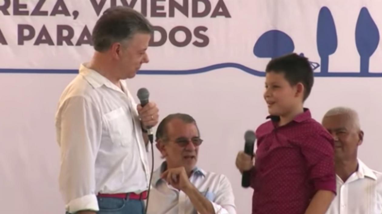 El Presidente Santos y Enrique Pedroza, de 11 años, en Polonuevo, Atlántico.