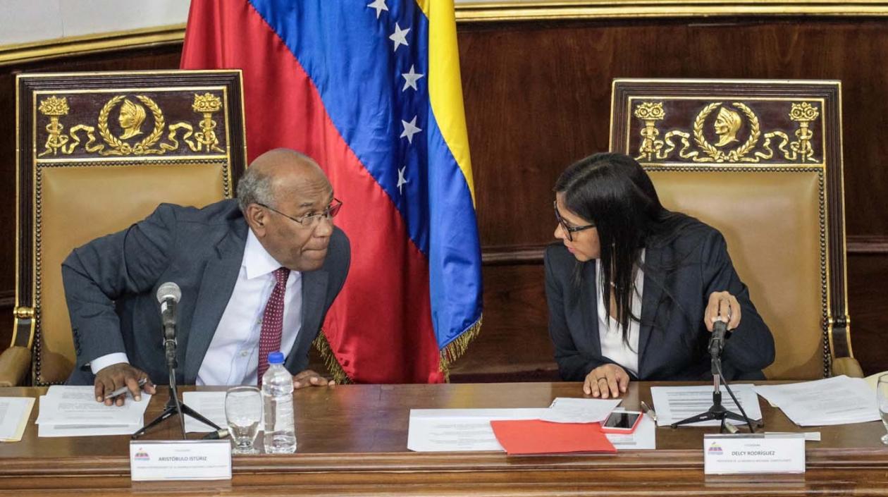 El primer vicepresidente de la Constituyente, Aristóbulo Istúriz, y la presidenta de la Asamblea, Delcy Rodríguez.