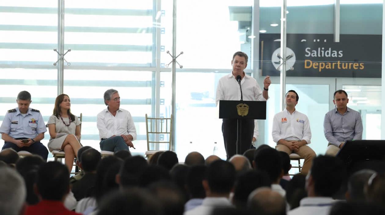 El presidente, Juan Manuel Santos, y el ministro de Transporte, Germán Cardona, recibieron este miércoles las obras del aeropuerto Simón Bolívar de Santa Marta