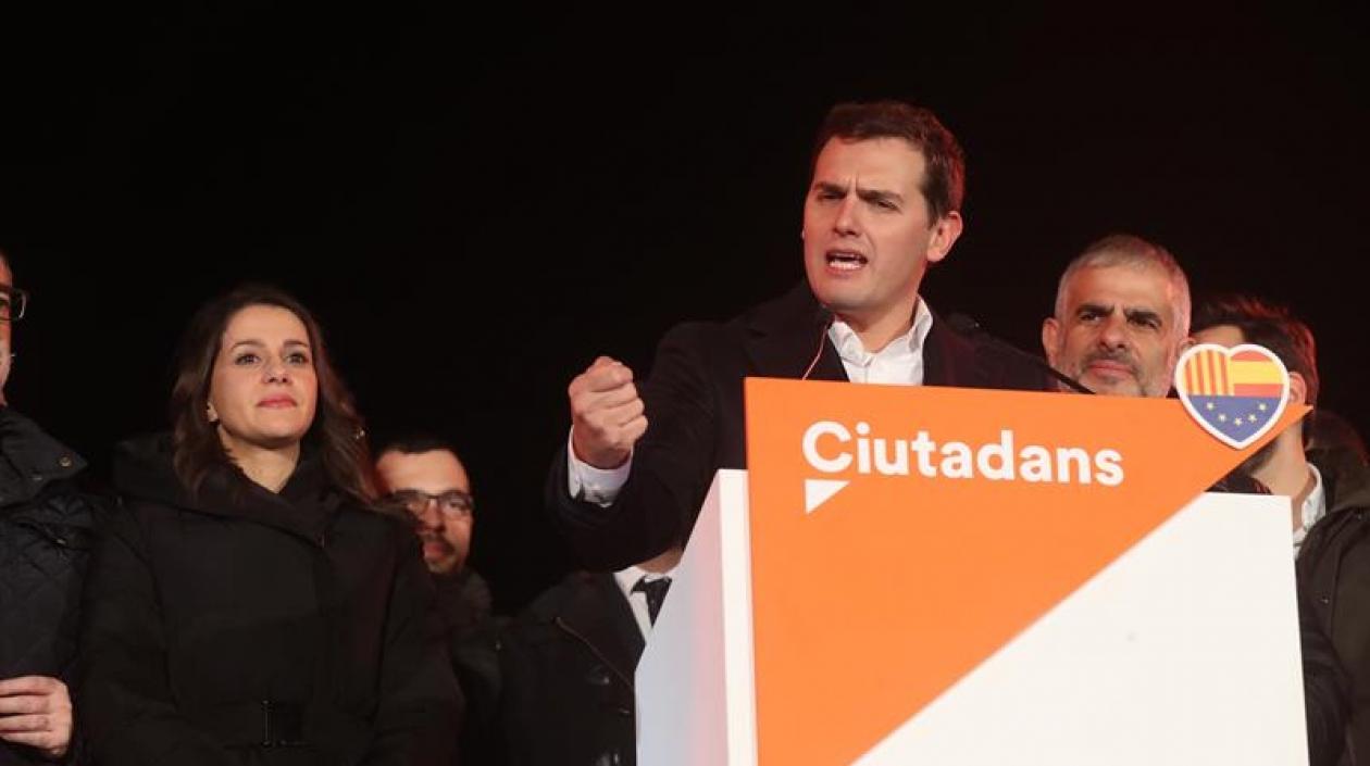 El presidente de Ciudadanos, Albert Rivera, y la candidata a la presidencia de la Generalitat, Inés Arrimadas (i).