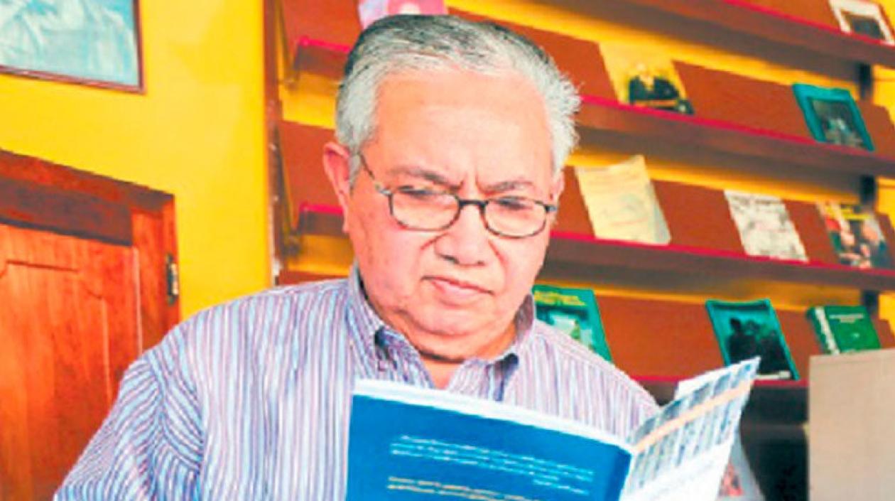 José Adán Castelar, poeta y escritor hondureño fallecido de un infarto.