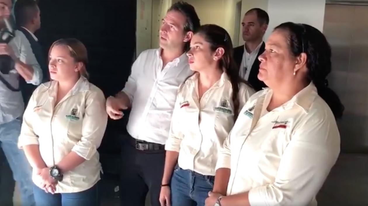 Las contratistas con el Alcalde de Medellín Federico Gutiérrez.