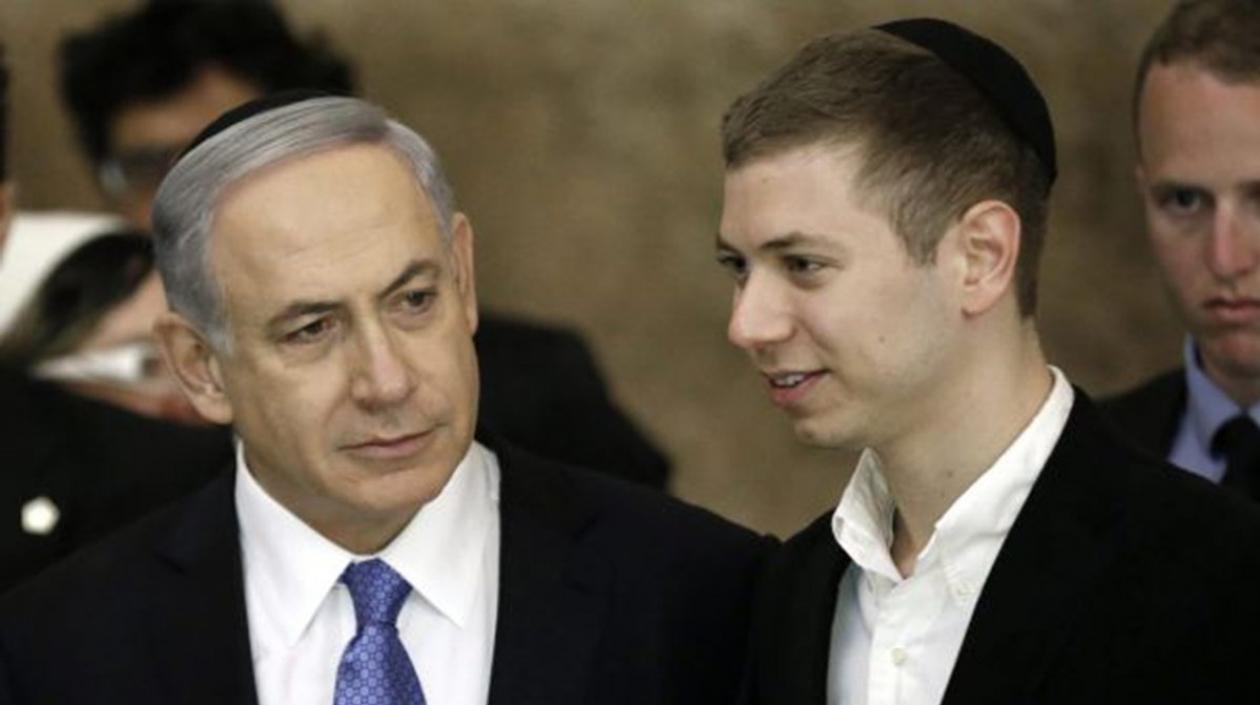 El primer ministro israelí, Benjamín Netanyahu al lado de su hijo Yair.