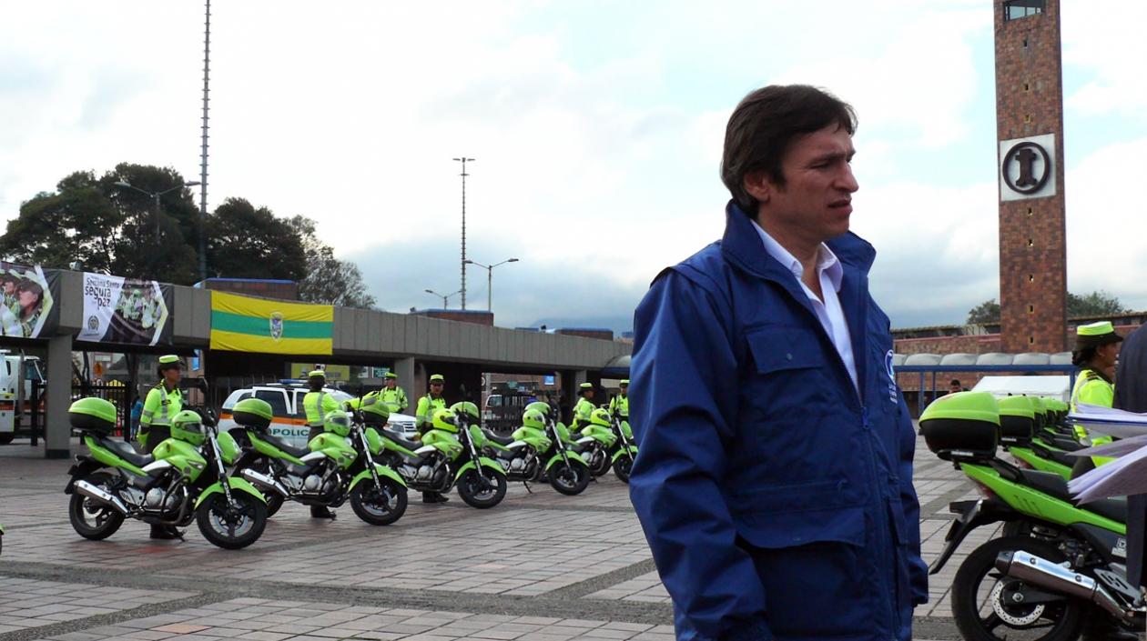 Javier Jaramillo, Superintendente de Transportes, monitoreando el servicio en la Terminal en Bogotá.