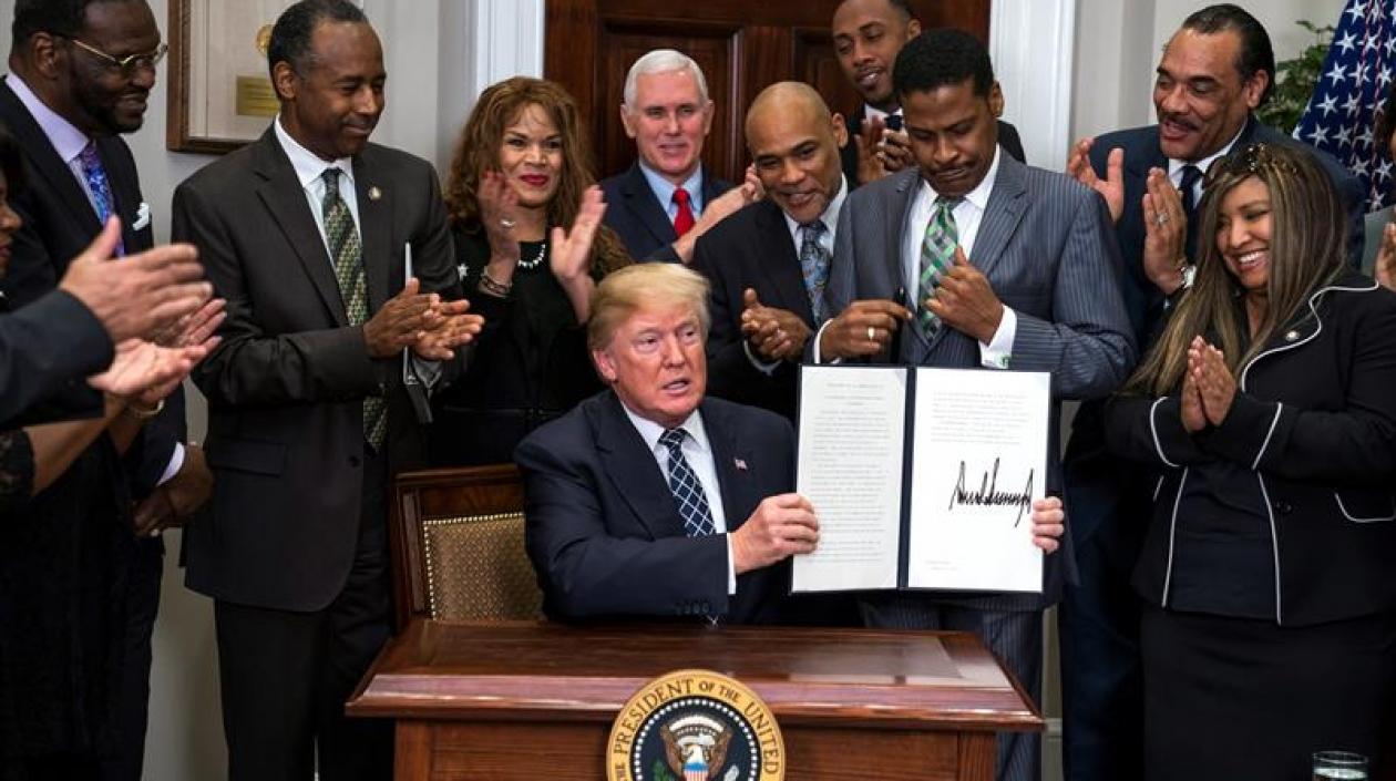 Trump después de firmar la proclamación. 
