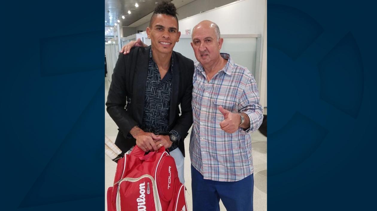 El delantero Jonatan Álvez junto al empresario barranquillero Robert Sabbagh, antes de viajar a Barranquilla.