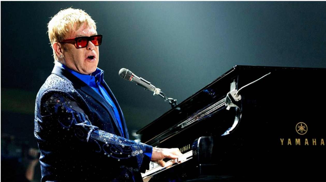  Elton John, cantante británico.